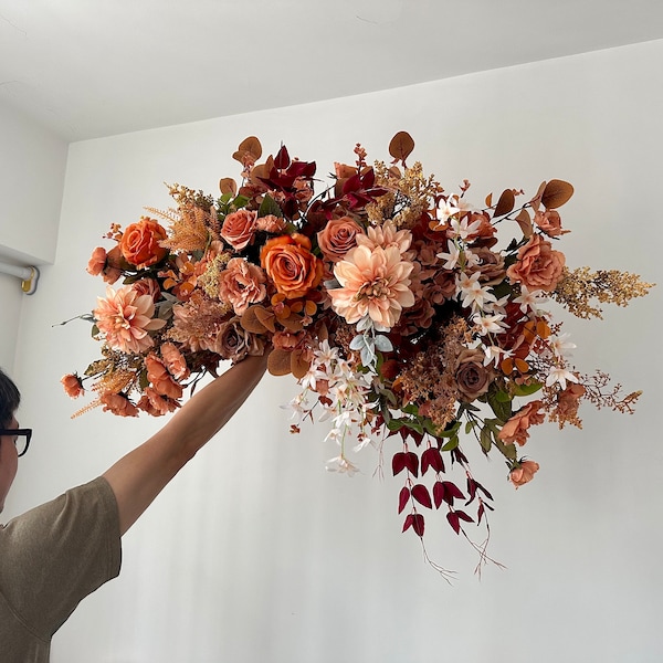 Arco de boda de terracota con flores: eucalipto naranja quemado, esquinas izquierda y derecha