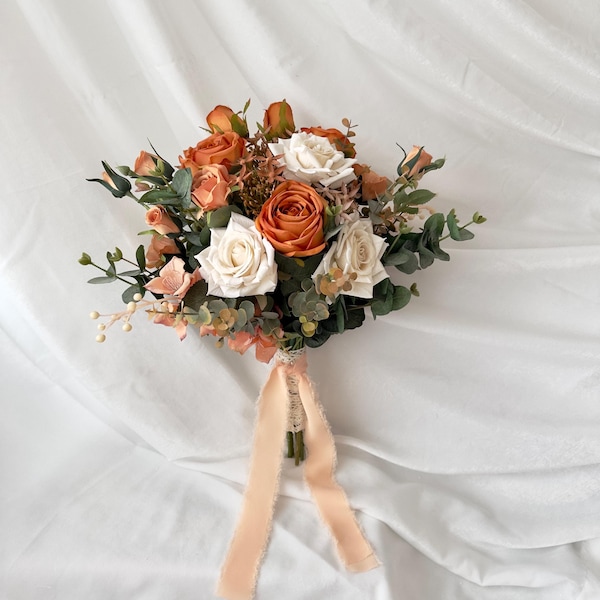 Ramo de novia rústico de rosas naranjas y marfil: flores artificiales de boda hechas a mano