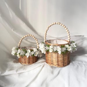 Mand voor bruidsmeisjes met handvat houten kralen en krans / eenvoudige bloemenmeisjesmand / handgeweven mand / rustieke vintage feestmand