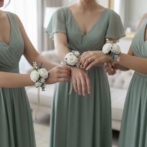 Boutonnière de rosa blanca y eucalipto: Corsage nupcial verde salvia, estilo rústico.