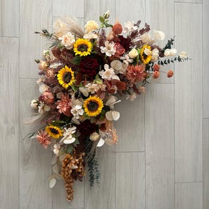 Arco di fiori artificiali per matrimonio con girasoli, rosa arancione ruggine, rosa vino, vera erba della pampa essiccata/girasole, ruggine, festoni bordeaux