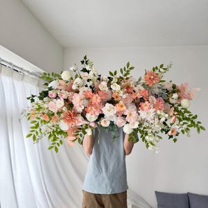 Arco di fiori artificiali per matrimonio rosa corallo, crema e bianco/fiori selvatici per cerimonia nuziale/decorazione per matrimonio bianco e rosa
