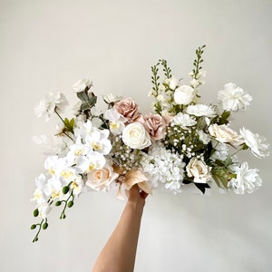 Dusty & Cream Sweet Heart Tischblume / weiße Orchidee und Altrose Hochzeitsblume / Blush und Ivory Rustikale Hochzeit Aisle Blume