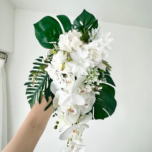 Kaskadowy Biały Bukiet Ślubny Róż, Orchidei, Monstery Sztuczne/Białe Orchidee i Liście Palmowe Nowoczesny Tropikalny Letni Bukiet Ślubny