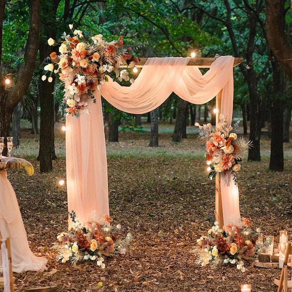 Nozze arrotondati arco floreale di fiori freschi all'aperto prima