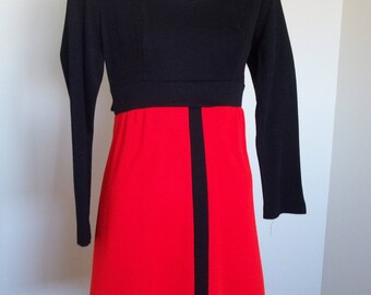 Vintage colorblock dress. Size 7 petite in good condition.