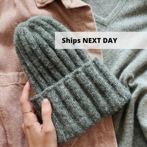 Bonnet gris en laine d&#39;alpaga, bonnet en laine tricoté à la main, bonnet d&#39;hiver pour femme fait main avec manchette, bonnet ample unisexe gris ou jaune d&#39;automne