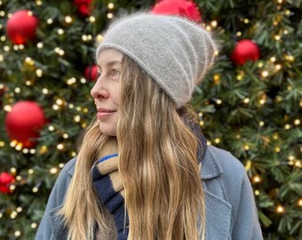 Klassieke beige angora wollen hoed ONE SIZE, Handgebreide wollen muts, Pastel winterhoed, Pluizige slouchy muts, Dames skihoed, Fuzzy zachte muts