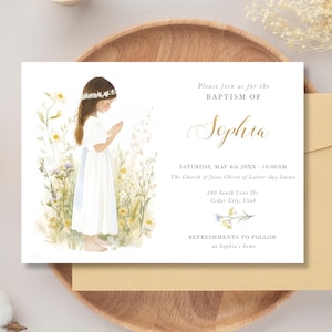 Può includere: Un invito di battesimo bianco con un'illustrazione ad acquerello di una ragazza in un abito bianco in piedi in un campo di fiori. Il testo recita "Si prega di unirsi a noi per il battesimo di Sophia" e include la data, l'ora e il luogo dell'evento.