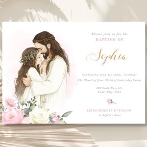 Puede incluir: Una invitación de bautismo con una ilustración de acuarela de una niña siendo abrazada por Jesús. La invitación incluye el nombre "Sophia", la fecha y hora del bautismo, la ubicación y la información de que los refrigerios seguirán en casa de Sophia.