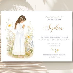Puede incluir: Invitación de bautizo con una ilustración de una niña con un vestido blanco, rodeada de flores silvestres. La invitación incluye el nombre "Sophia" en escritura elegante, junto con los detalles del evento: fecha, hora, lugar y una nota sobre los refrigerios.