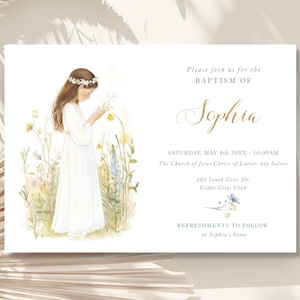 Può includere: Invito al battesimo con un'illustrazione di una ragazza in abito bianco tra fiori di campo. L'invito include il nome "Sophia", i dettagli dell'evento e l'indirizzo della chiesa. Il design è morbido ed elegante.