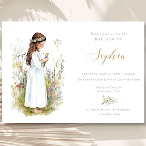 Puede incluir: Una invitación de bautismo blanca con una ilustración de acuarela de una niña con un vestido blanco sosteniendo flores. El texto dice "Por favor, únase a nosotros para el bautismo de Sophia, sábado 4 de mayo de 20XX - 10:00 AM, La Iglesia de Jesucristo de los Santos de los Últimos Días, 280 South Cove Dr., Cedar City, Utah, Refrescos a seguir en casa de Sophia."