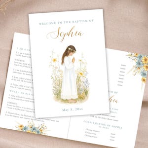 Peut inclure: Invitation de baptême avec le nom "Sophia" en lettres dorées. La carte présente une illustration d'une fille en robe blanche, entourée de fleurs. La date "5 mai 20xx" est également affichée. Des pages supplémentaires avec du texte sont visibles.
