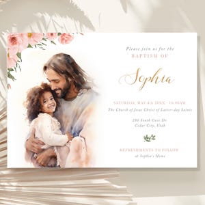 Puede incluir: Invitación de bautizo con una ilustración en acuarela de Jesús sosteniendo a un niño, con detalles florales rosas. La invitación incluye el nombre "Sophia", fecha, hora, lugar y detalles de los refrigerios.