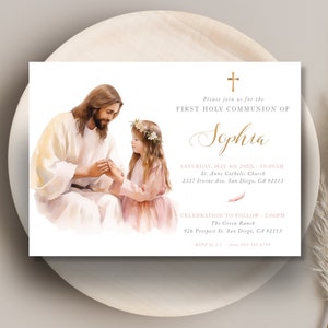 Invito alla Prima Comunione modificabile per bambina con illustrazione di una bambina con Gesù e fiori rosa, modello di invito alla Comunione - CP38