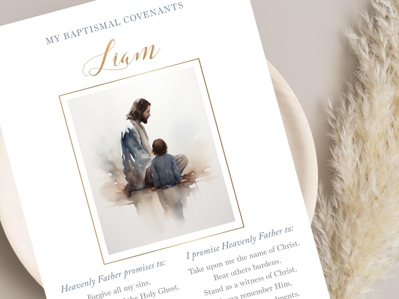 Puede incluir: Impresi&oacute;n del pacto bautismal con una ilustraci&oacute;n en acuarela de Jes&uacute;s y un ni&ntilde;o. La impresi&oacute;n incluye el nombre "Liam" en escritura dorada y texto que detalla las promesas al Padre Celestial. La combinaci&oacute;n de colores es suave y apagada.