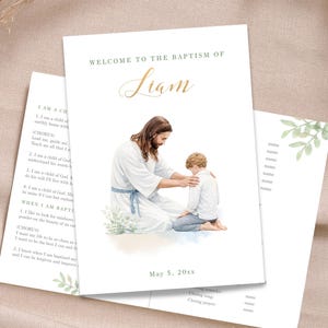 Puede incluir: Invitación de bautizo con una ilustración de Jesús y un niño. El texto dice "Bienvenido al bautizo de Liam" en verde y dorado. La fecha "5 de mayo de 20xx" también está incluida.
