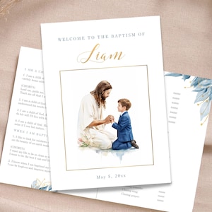 Puede incluir: Invitación de bautizo con una ilustración en acuarela de Jesús y un niño. La invitación incluye el texto "Welcome to the Baptism of Liam" en escritura dorada y la fecha "May 5, 20xx". Se ve texto y detalles florales adicionales.