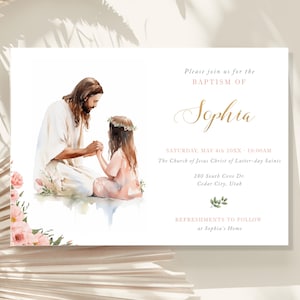 Puede incluir: Una ilustración de acuarela de Jesucristo con una niña pequeña. La imagen se utiliza para una invitación de bautismo para Sophia. La invitación incluye la fecha, la hora y el lugar de la ceremonia de bautismo, así como información sobre los refrigerios que seguirán a la ceremonia.