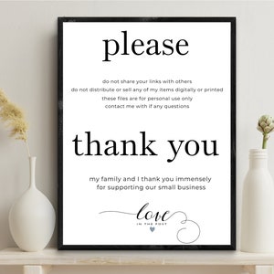 Puede incluir: Una impresi&oacute;n en blanco y negro enmarcada con las palabras "please" y "thank you" en negrita. La impresi&oacute;n incluye texto adicional sobre uso personal y una peque&ntilde;a empresa. Dos jarrones blancos con plantas decorativas.