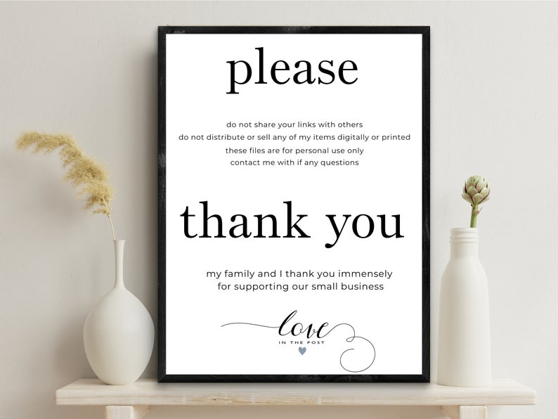 Puede incluir: Una impresi&oacute;n en blanco y negro enmarcada con las palabras "please" y "thank you" en negrita. La impresi&oacute;n incluye texto adicional sobre uso personal y una peque&ntilde;a empresa. Dos jarrones blancos con plantas decorativas.