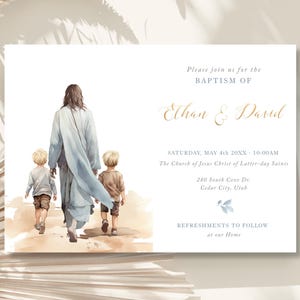 Puede incluir: Invitación de bautizo con una ilustración en acuarela de una figura con una túnica fluida guiando a dos niños. La invitación incluye los nombres "Ethan & David" en escritura elegante, junto con los detalles del evento y la ubicación.