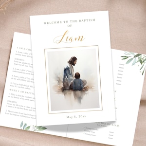 Könnte beinhalten: Tauf-Einladung mit einem Aquarellbild von Jesus und einem Kind. Die weiße Karte trägt den goldenen Text "Willkommen zur Taufe von Liam" und das Datum "5. Mai 20xx". Zusätzlicher Text und florale Details sind ebenfalls sichtbar.