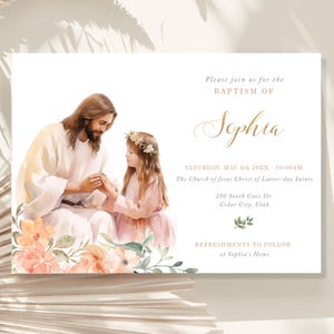 Puede incluir: Una invitación de bautismo con una ilustración de acuarela de Jesús y una niña. La invitación incluye el nombre "Sophia", la fecha y la hora del bautismo, y la ubicación del evento. También indica que se servirán refrigerios en casa de Sophia después de la ceremonia.