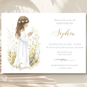 Puede incluir: Una invitación de bautismo blanca con un diseño floral. La invitación presenta a una niña con un vestido blanco sosteniendo flores. El texto dice "Por favor, únase a nosotros para el bautismo de Sophia, sábado 4 de mayo de 20XX - 10:00 AM, La Iglesia de Jesucristo de los Santos de los Últimos Días, 280 South Cove Dr. Cedar City, Utah, Refrescos a seguir en casa de Sophia."