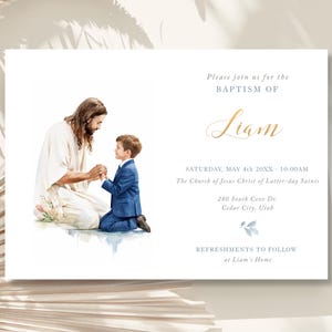 Puede incluir: Invitación de bautizo con una ilustración en acuarela de Jesús y un niño. La invitación incluye el nombre "Liam" en escritura elegante, junto con los detalles del evento: fecha, hora, lugar y "Refrescos a continuación."