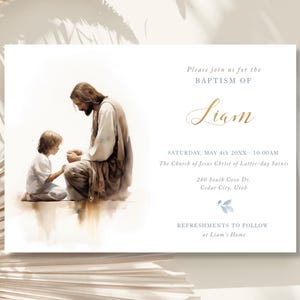 Peut inclure: Une invitation de baptême avec une illustration aquarelle de Jésus et d'un enfant. L'invitation comprend le nom Liam, la date et l'heure du baptême, le lieu et l'information que des rafraîchissements suivront au domicile de Liam.