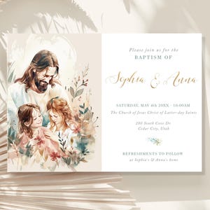 Peut inclure: Invitation au baptême de Sophia et Anna, avec une illustration aquarelle de Jésus avec deux enfants. La cérémonie aura lieu à l'Église de Jésus-Christ des Saints des Derniers Jours le 4 mai à 10h00, suivie d'un rafraîchissement au domicile de Sophia et Anna.