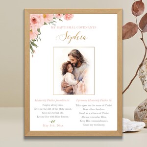Puede incluir: Impresión enmarcada con el texto "MY BAPTISMAL COVENANTS" y el nombre "Sophia". Presenta una imagen de acuarela de Jesús abrazando a un niño, con detalles florales y promesas.