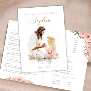 Puede incluir: Una ilustración de acuarela de una niña pequeña con un vestido blanco y una corona de flores, tomando la mano de Jesús. El texto dice "Bienvenido al Bautismo de Sophia" y "5 de mayo de 20xx".