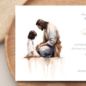 Puede incluir: Pintura acuarela de Jesús arrodillado y un niño de pie frente a él. La pintura está sobre un fondo blanco con un borde azul claro. El texto "Please join us for Liam's Baptism" está en la parte superior de la invitación. El texto "SATURDAY, MAY 4th 2023" está en la parte inferior de la invitación.