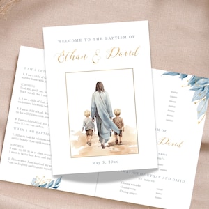 Puede incluir: Invitación de bautizo con los nombres Ethan y David en escritura elegante. La invitación incluye una ilustración de una figura con una túnica fluida guiando a dos niños. La fecha es el 5 de mayo de 20xx. Texto y detalles florales adicionales.