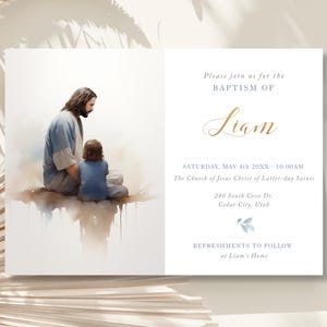 Puede incluir: Una invitación de bautismo con una ilustración de acuarela de Jesús y un niño. La invitación incluye el nombre Liam, la fecha y la hora del bautismo, la ubicación y la información de que habrá refrigerios después en la casa de Liam.