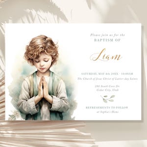 Puede incluir: Una invitación de bautismo con una ilustración de acuarela de un niño pequeño rezando. La invitación incluye el nombre Liam, la fecha y hora del bautismo, la ubicación y la información sobre los refrigerios que seguirán a la ceremonia.