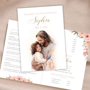 Puede incluir: Un programa de bautismo con una ilustración de acuarela de Jesús sosteniendo a una niña pequeña. El programa incluye el nombre Sophia y la fecha 5 de mayo de 20xx. El programa también incluye una sección para la confirmación de Sophia.