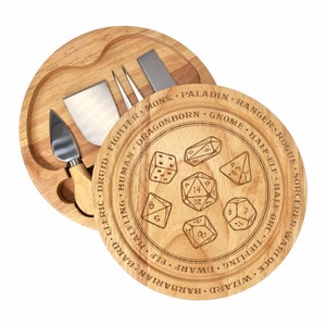 Tabla de quesos con utensilios inspirada en Dungeons and Dragons