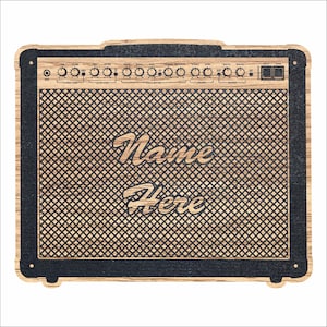 Puede incluir: Un amplificador de guitarra de madera con una rejilla de altavoz negra y botones. El texto "Name Here" está grabado en la parte delantera del amplificador.
