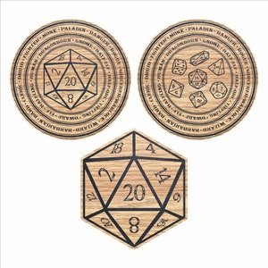 以下が含まれることがあります： ダンジョンズ＆ドラゴンズをテーマにした木製コースター3枚。コースターには、20面ダイス、20面ダイスと他のダイスが描かれた円形、キャラクタークラスのリストが書かれた円形が描かれています。