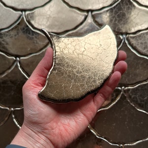 Handgemaakte keramische tegel met ginkgoblad: oudgouden mozaïek, spatwaterdicht monster