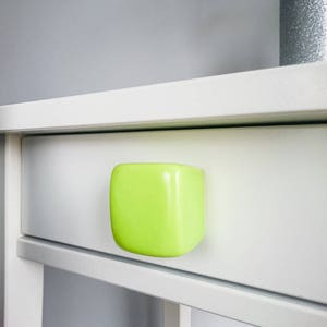 Perilla cúbica de cerámica verde lima: tirador de cajón de tocador hecho a mano