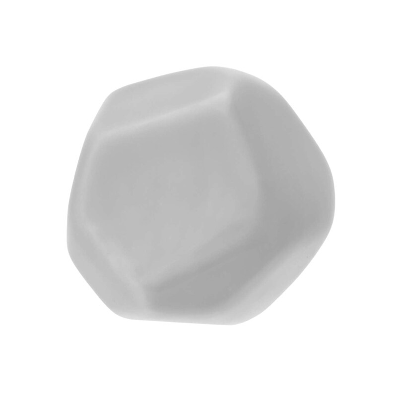 Puede incluir: Un objeto gris, de forma irregular, liso y parecido a una piedra.