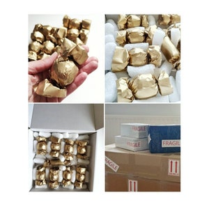 Peut inclure: Une bo&icirc;te remplie de chocolats emball&eacute;s individuellement en or, pr&ecirc;ts &agrave; &ecirc;tre exp&eacute;di&eacute;s. La bo&icirc;te est &eacute;tiquet&eacute;e "Fragile" et comporte des fl&egrave;ches indiquant la bonne fa&ccedil;on de manipuler le colis.