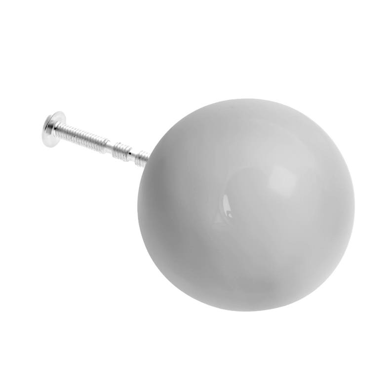 Pu&ograve; includere: Un pomello per armadio sferico grigio chiaro con una vite color argento. Il pomello &egrave; liscio e lucido, e la vite ha una testa piatta. L'hardware &egrave; progettato per l'uso su cassetti o armadi.