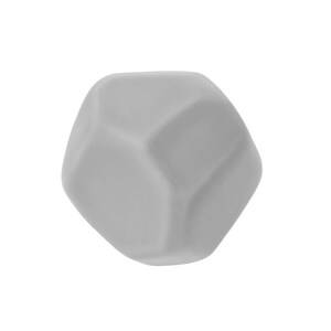 Puede incluir: Un mordedor de silicona gris de forma geom&eacute;trica. El juguete tiene una superficie lisa y redondeada y est&aacute; dise&ntilde;ado para que los beb&eacute;s lo mastiquen.