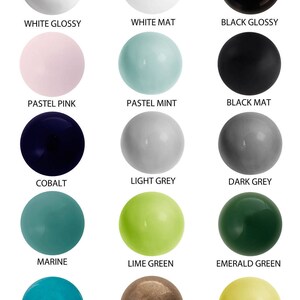 Peut inclure: Une collection de 15 boutons ronds en c&eacute;ramique de diff&eacute;rentes couleurs et finitions, notamment blanc brillant, blanc mat, noir brillant, noir mat, rose pastel, menthe pastel, cobalt, gris clair, gris fonc&eacute;, marine, vert lime, vert &eacute;meraude, turquoise craquel&eacute;, or vieil or et jaune.